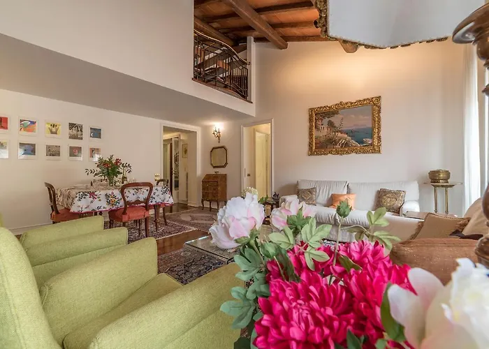 Quiet And Classic On Two Floors, By Trevi Fountain - Fromhometorome