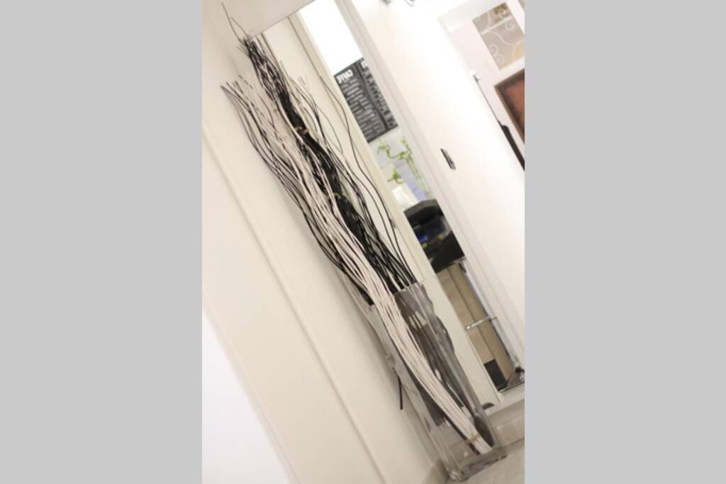 Elegant In Inner At Vatican - Netflix And Optical Fiber Rome