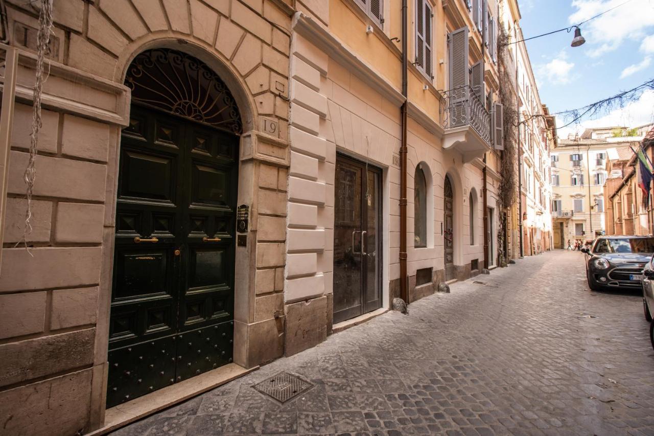 Family In Via Del Corso Central Rome