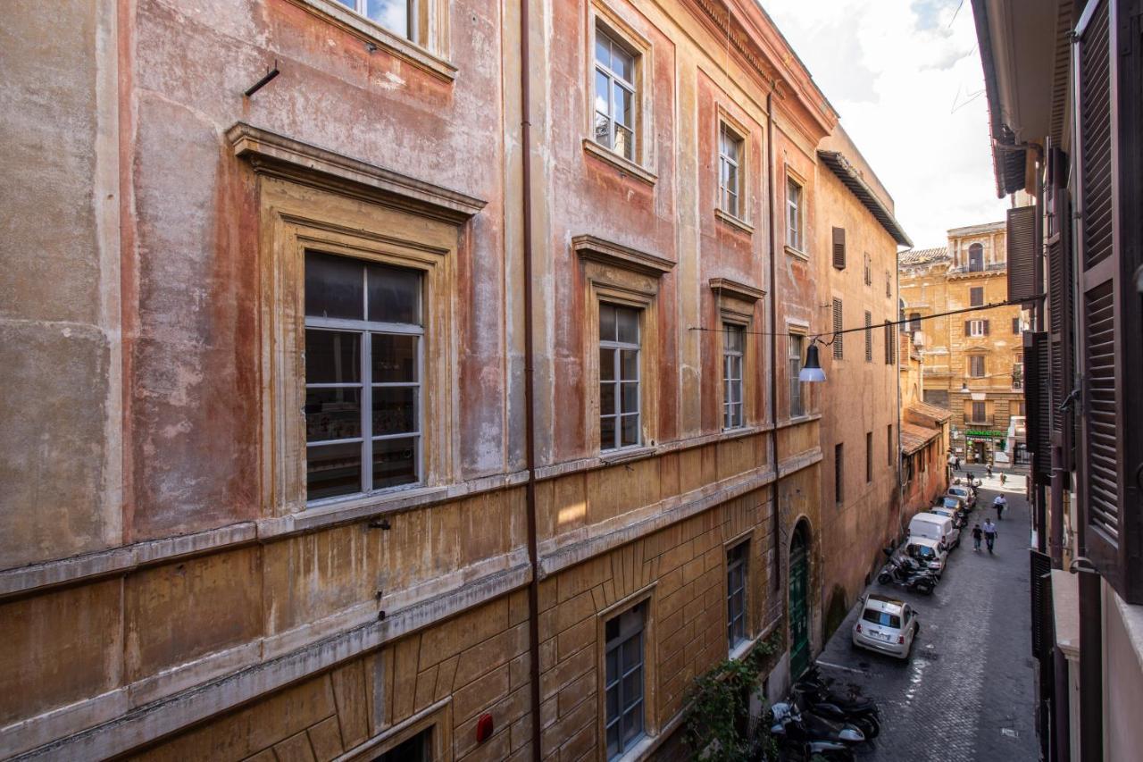 Family In Via Del Corso Central *