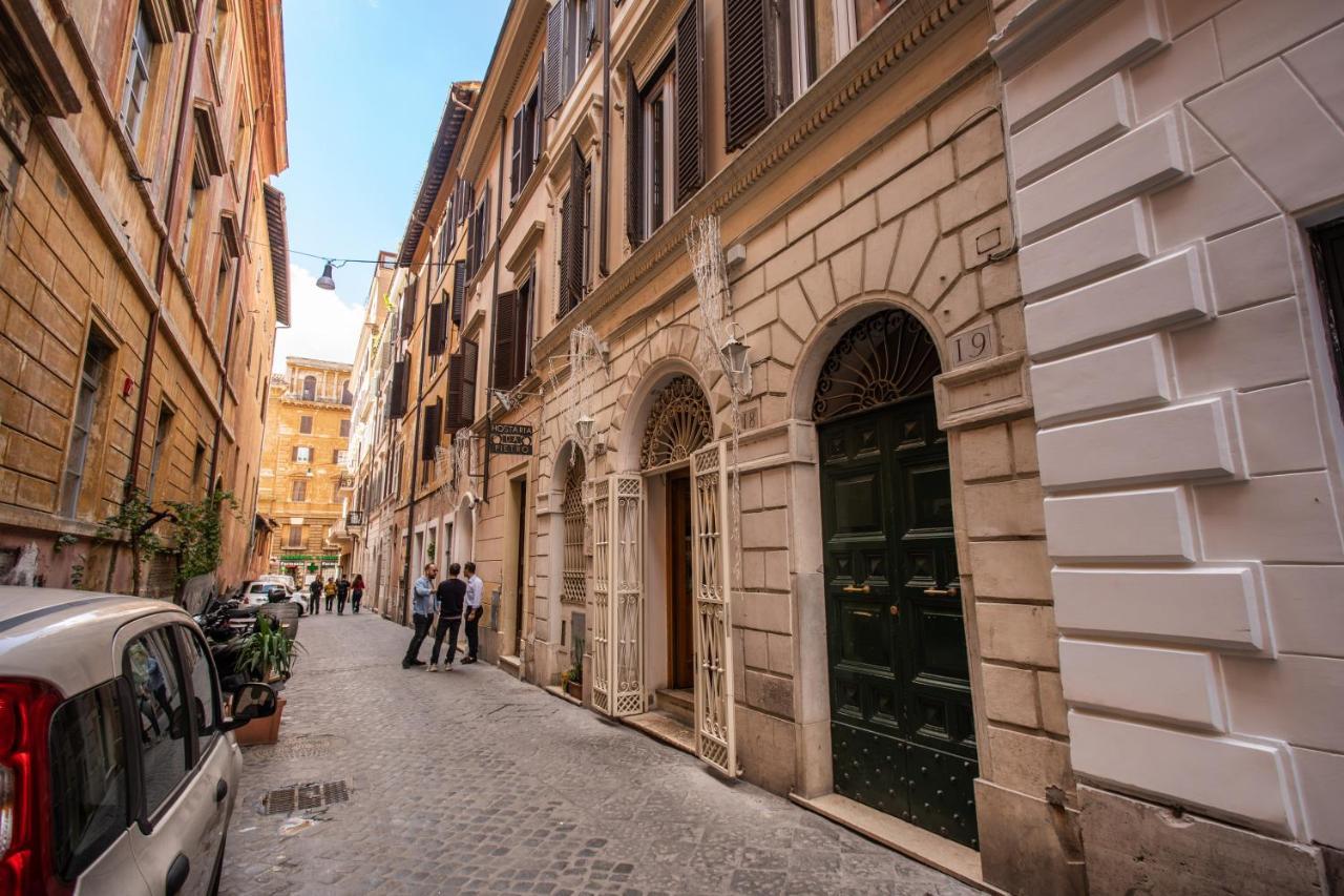 Family In Via Del Corso Central * Rome