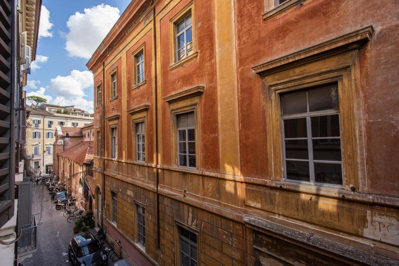 Family In Via Del Corso Central Rome