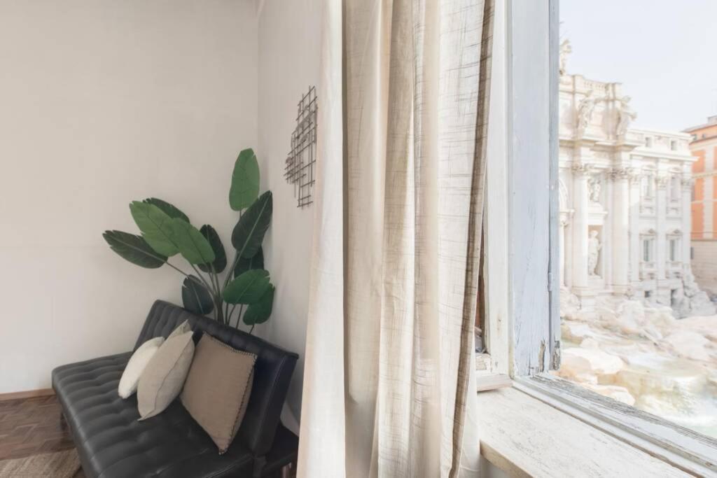 Iflat Trevi Fountain At Your Feet Rome