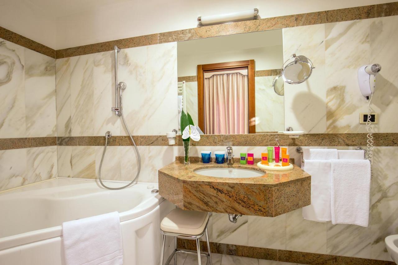 Unaway Empire Hotel