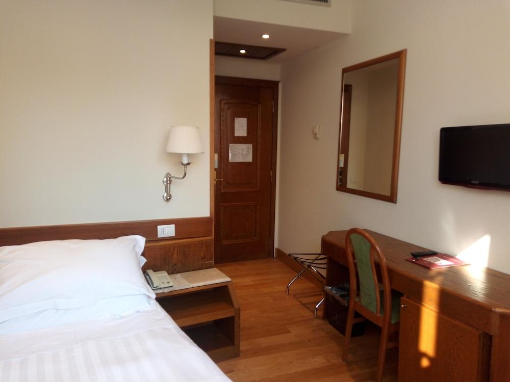 Hotel Santa Chiara Rome