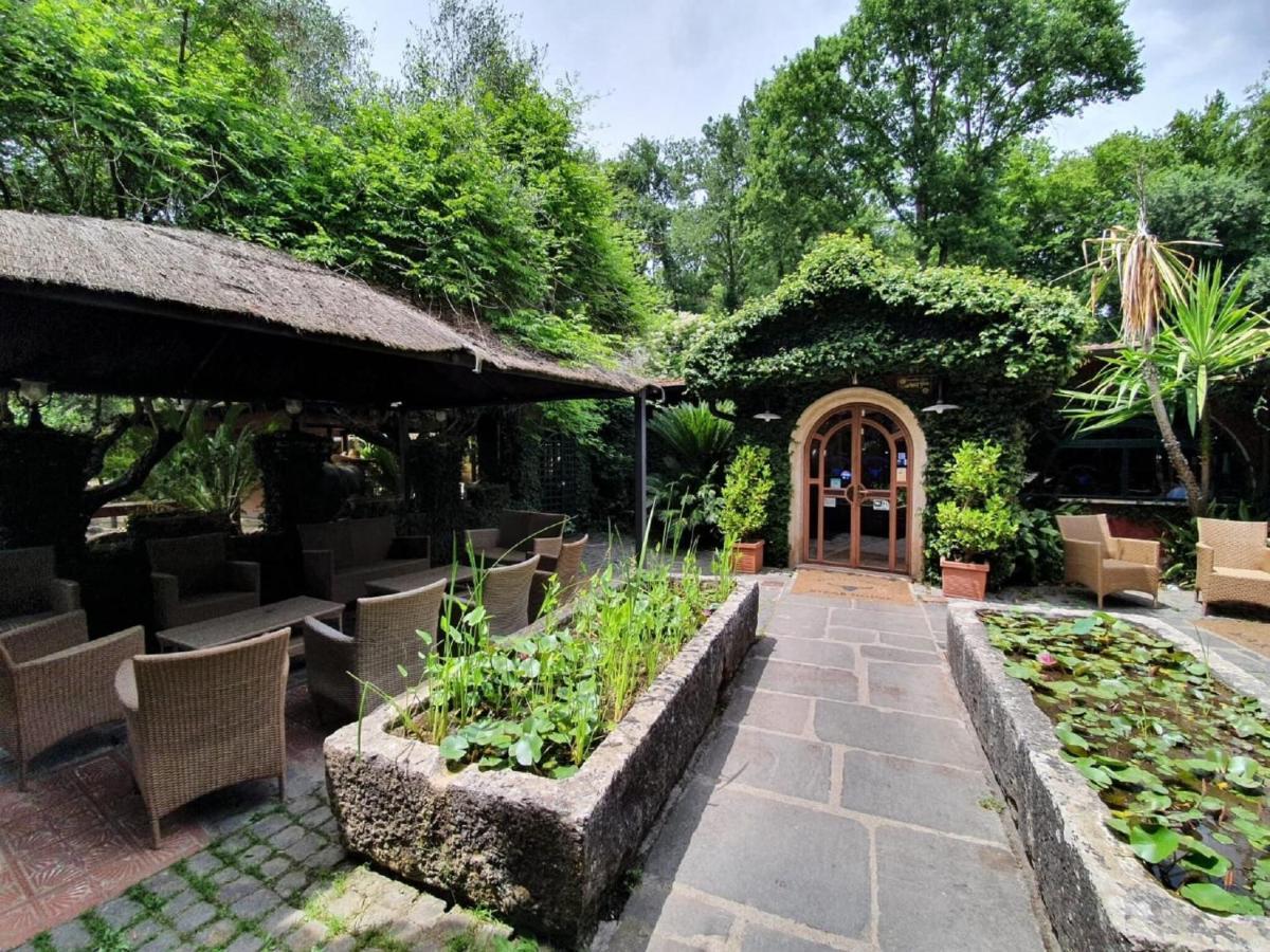 Hébergement de vacances Chalet Near In A Park With Shared Swimming Pool