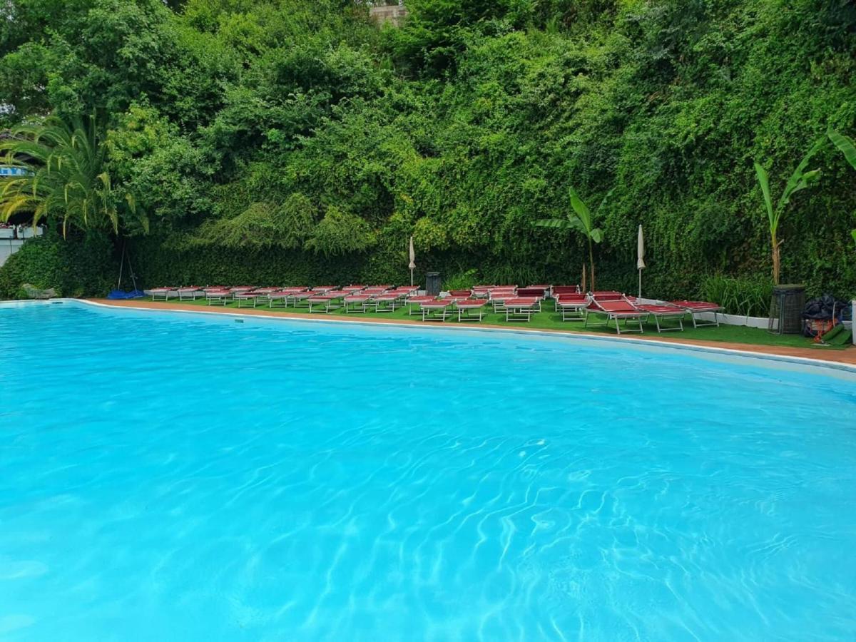 Hébergement de vacances Chalet Near In A Park With Shared Swimming Pool Rome