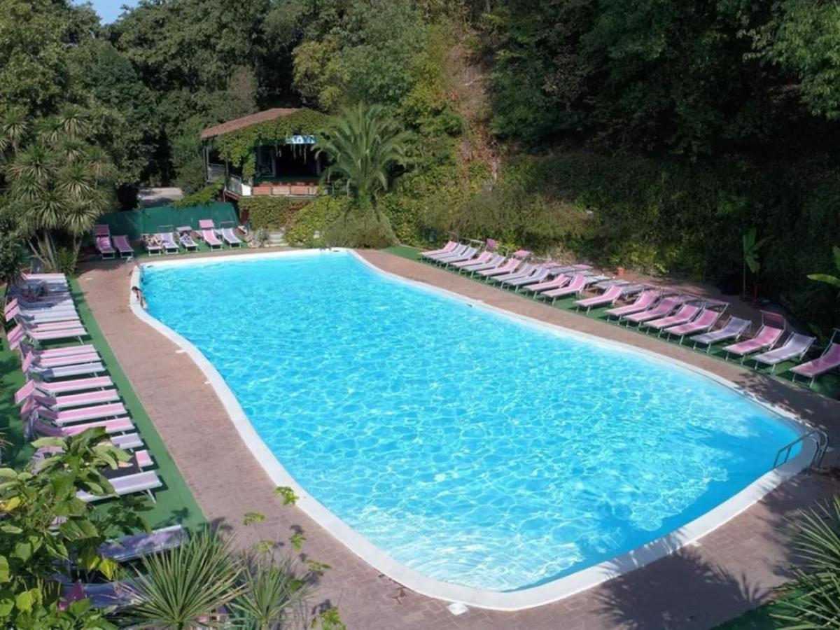 Hébergement de vacances Chalet Near In A Park With Shared Swimming Pool *