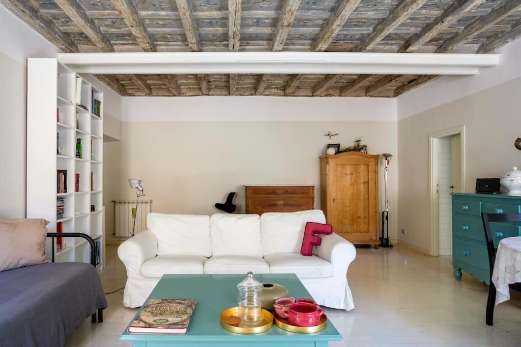 Authentic Monti 5 Mins From Colosseum Apartment