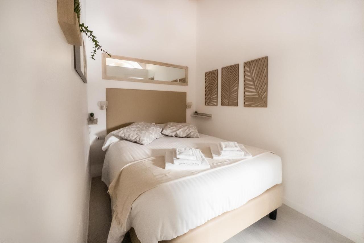 White Ostilia Apartment