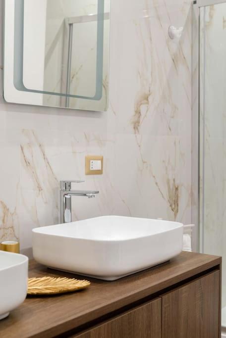Colosseum 10steps Away, Marco Aurelio Luxury House Apartment Rome
