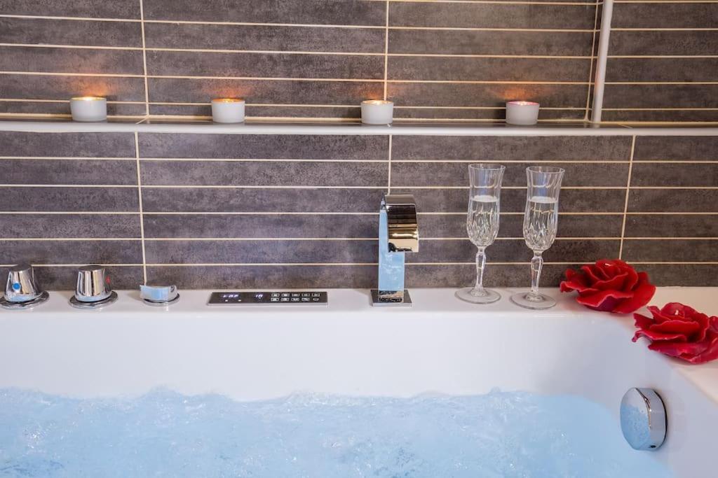 Girolamo's Jacuzzi Place Appartement