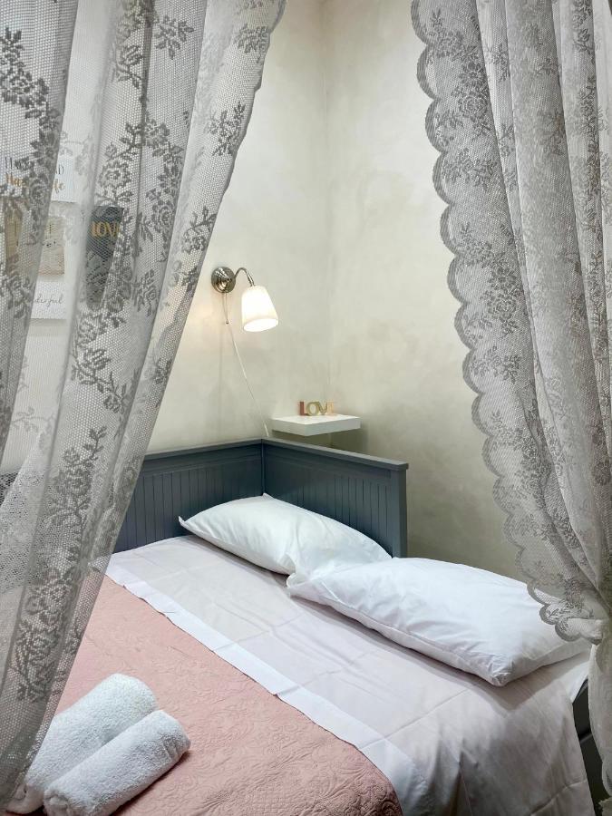 Apartment Close To The Coloseum, 2 Minutes Walk From Metro A Rome