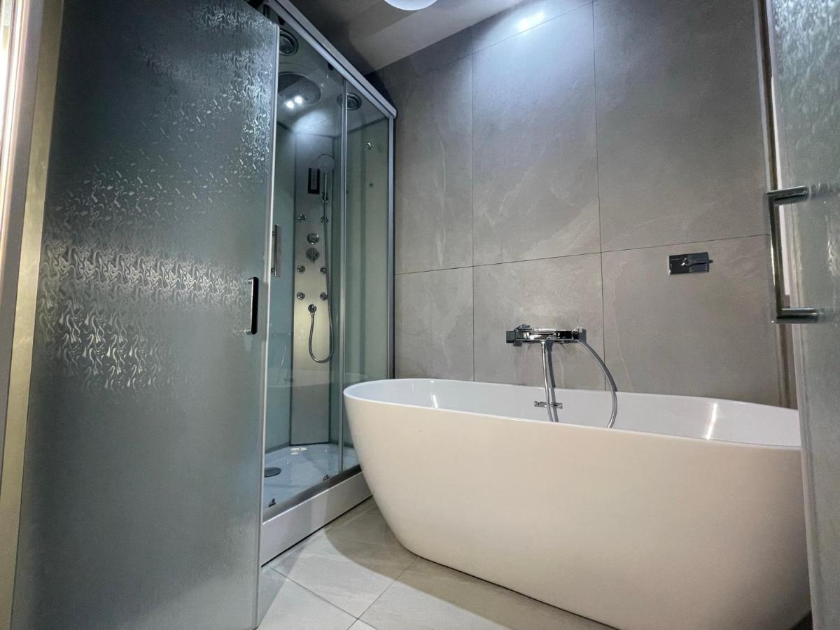 Spanish Steps Glamour & Sauna Luxury **** Appartement *