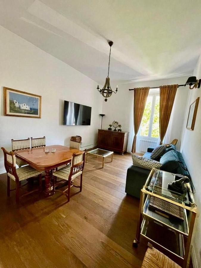Sole In The Center Of Apartment *