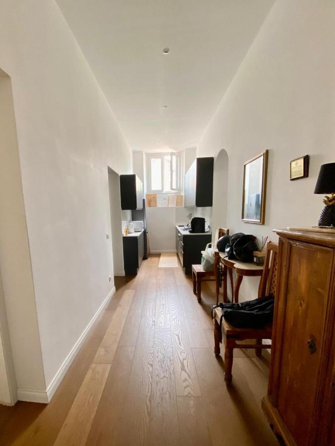 Apartment Sole In The Center Of