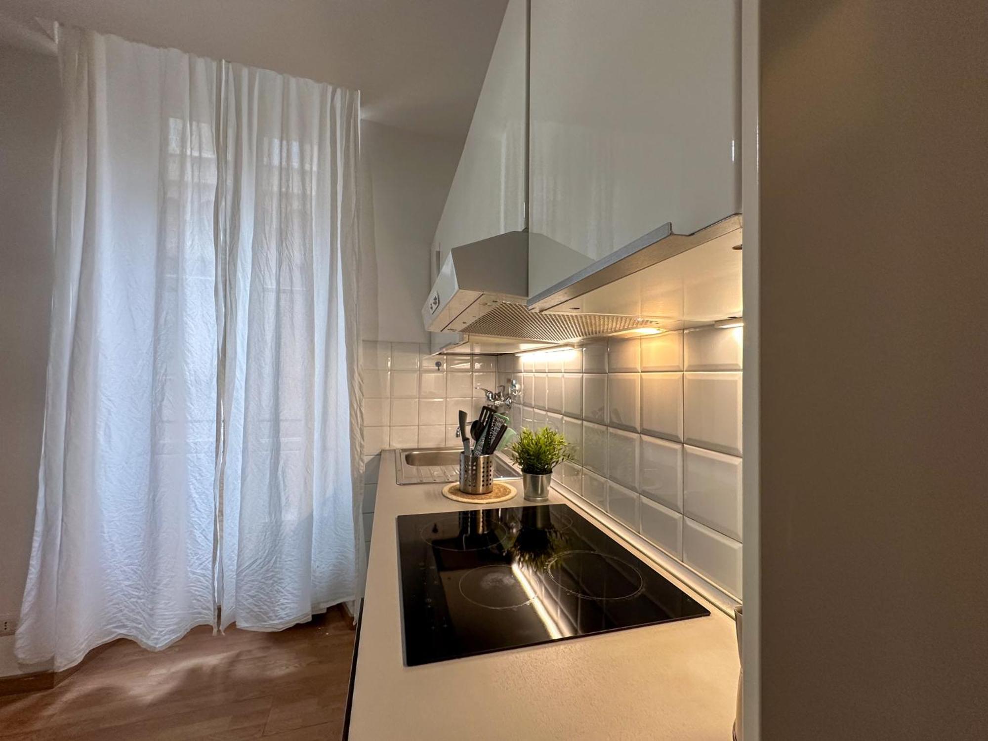 Apartment By The Colosseum - White Chic Flats