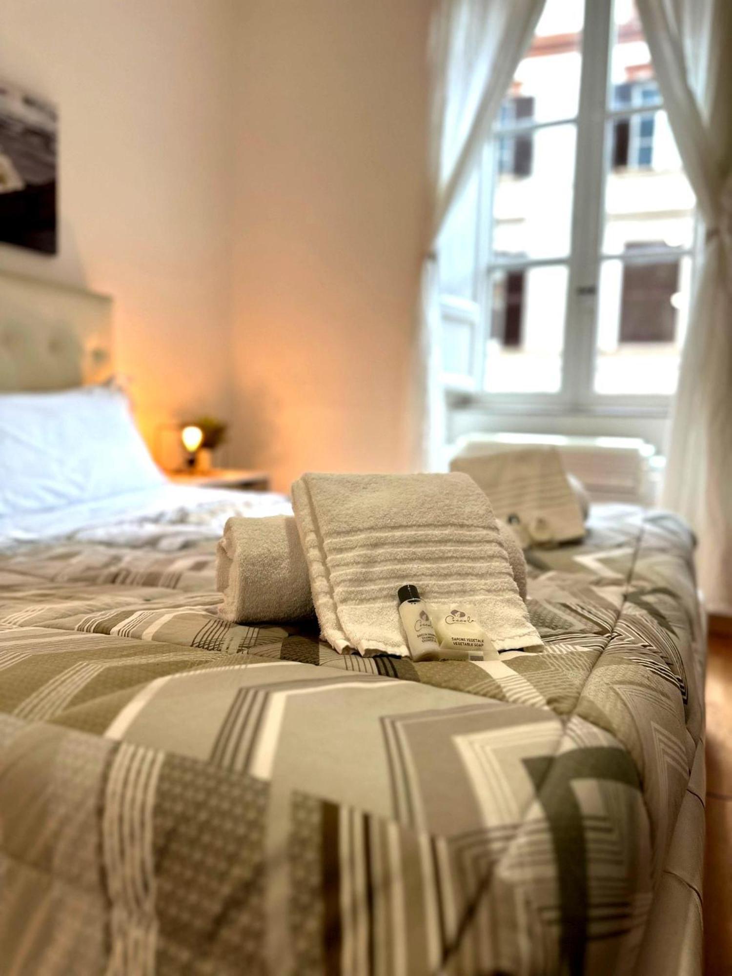 Apartment By The Colosseum - White Chic Flats