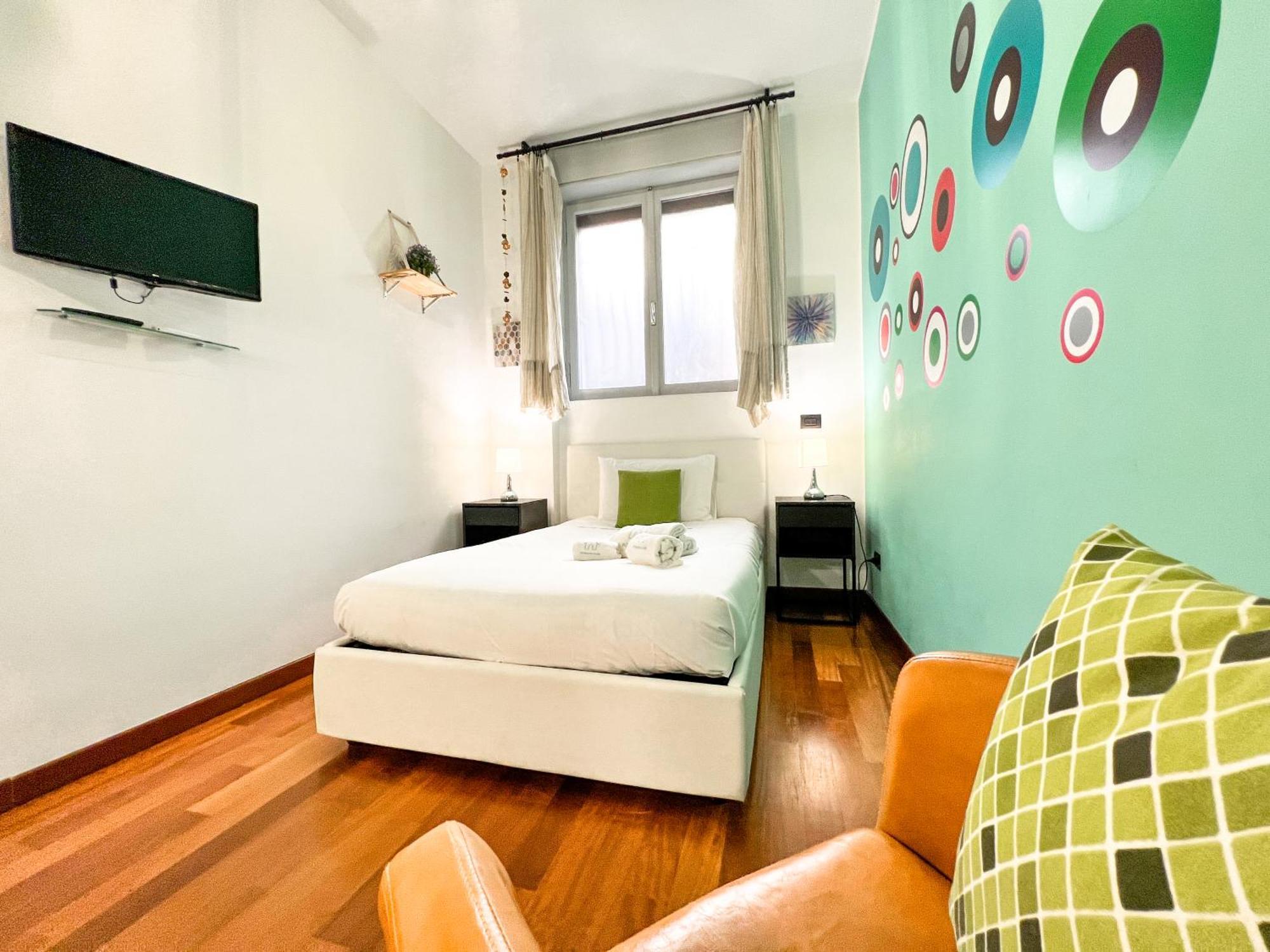 Unique House - 3 Bedrooms & 2 Bathrooms With 4 Beds - 100 Meters To The Metro A