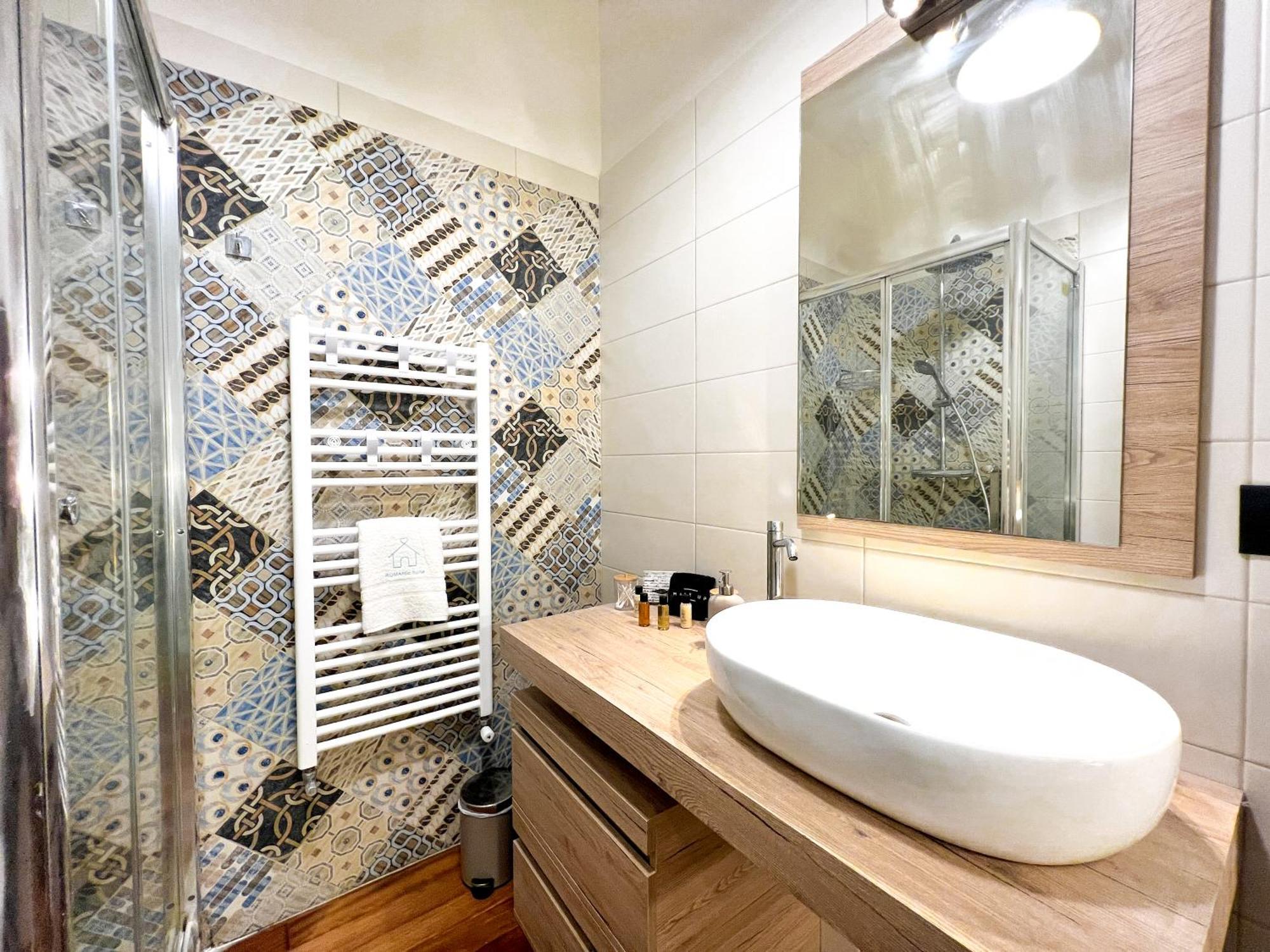Unique House - 3 Bedrooms & 2 Bathrooms With 4 Beds - 100 Meters To The Metro A Appartement