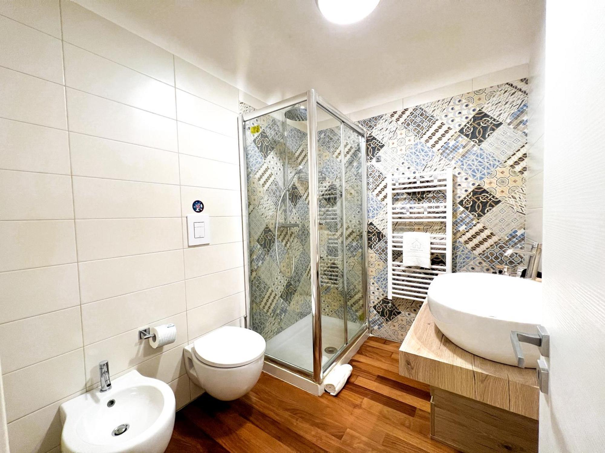 Unique House - 3 Bedrooms & 2 Bathrooms With 4 Beds - 100 Meters To The Metro A *