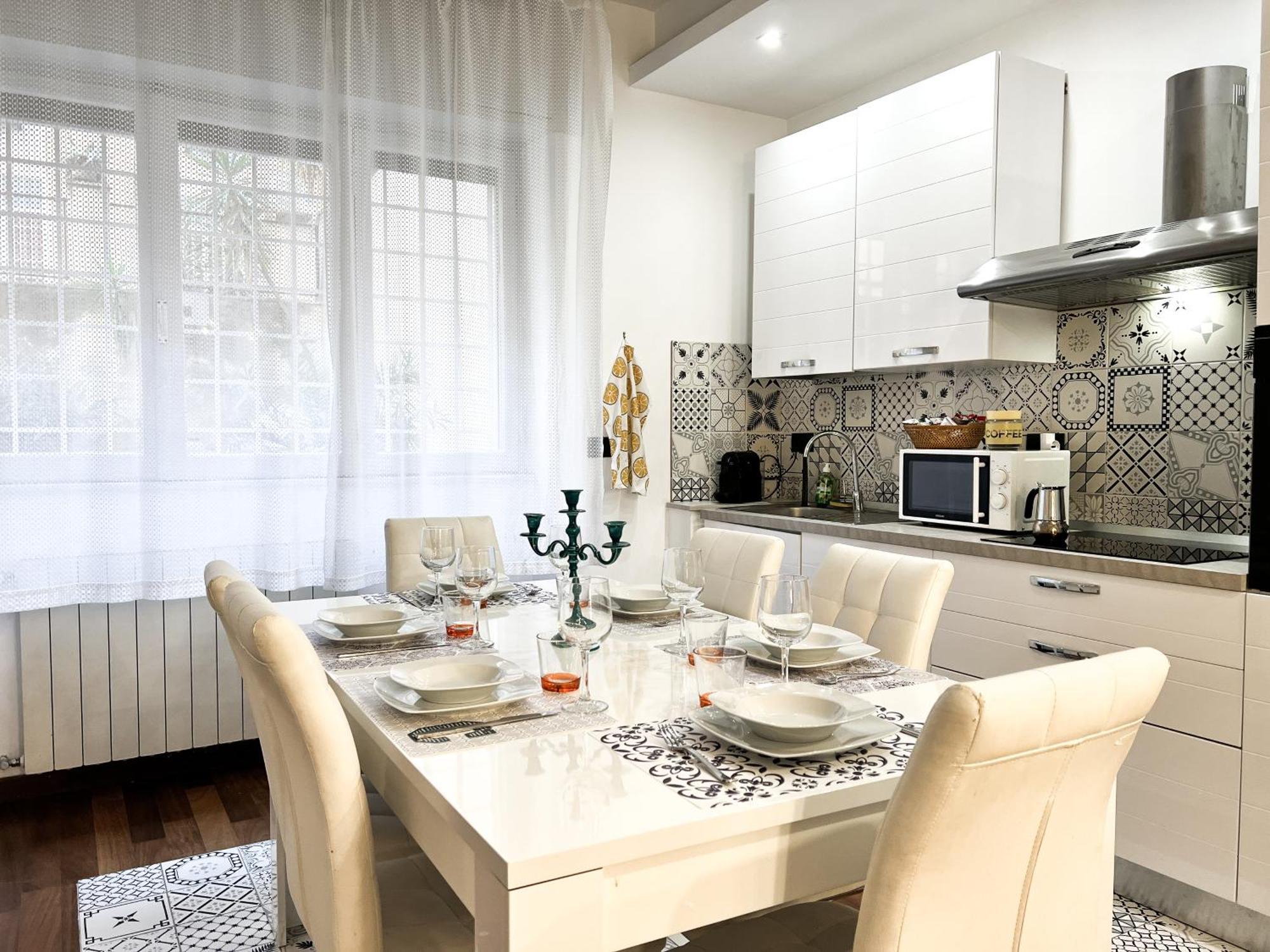 Appartement Unique House - 3 Bedrooms & 2 Bathrooms With 4 Beds - 100 Meters To The Metro A *