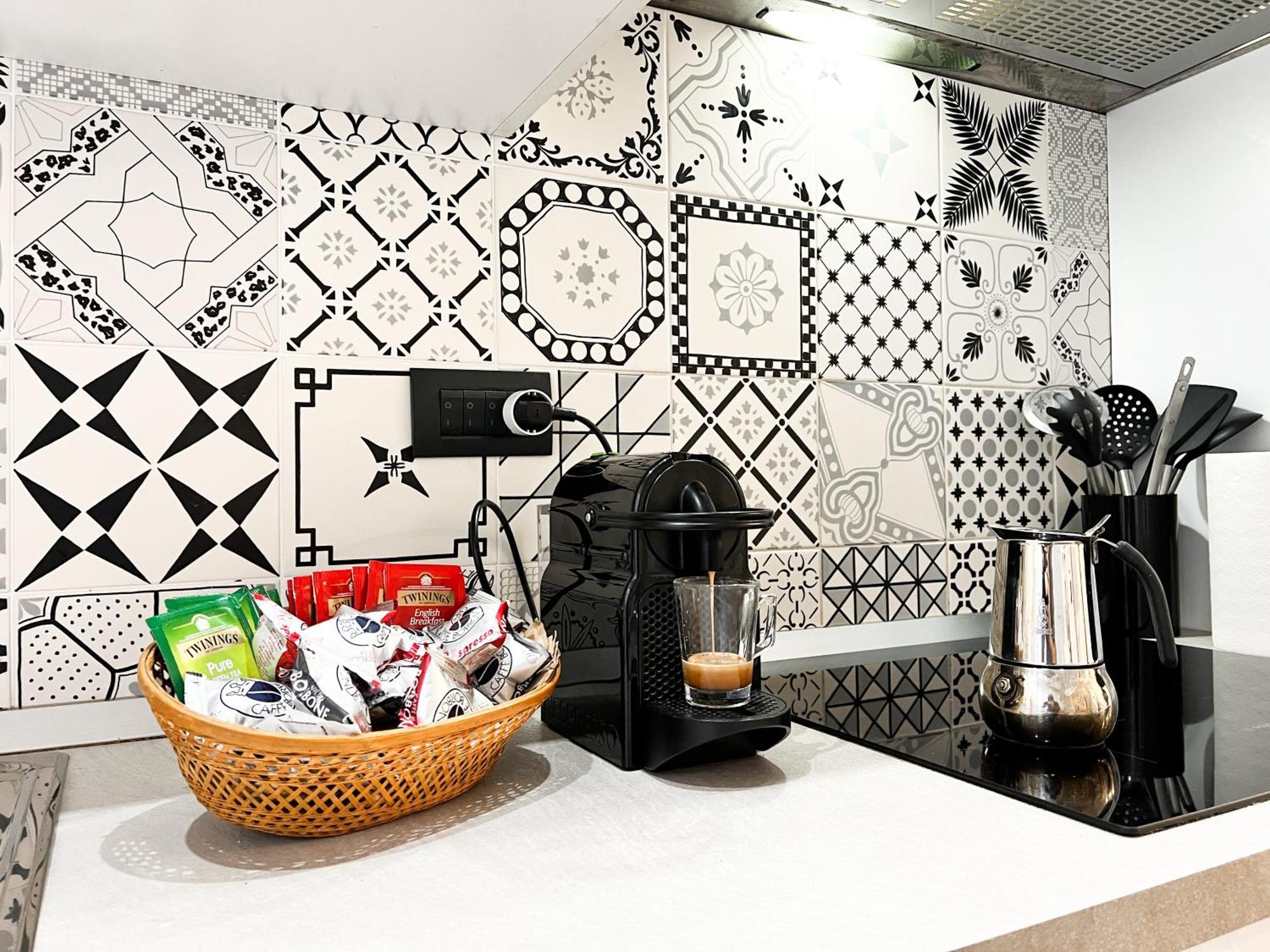 Unique House - 3 Bedrooms & 2 Bathrooms With 4 Beds - 100 Meters To The Metro A Appartement
