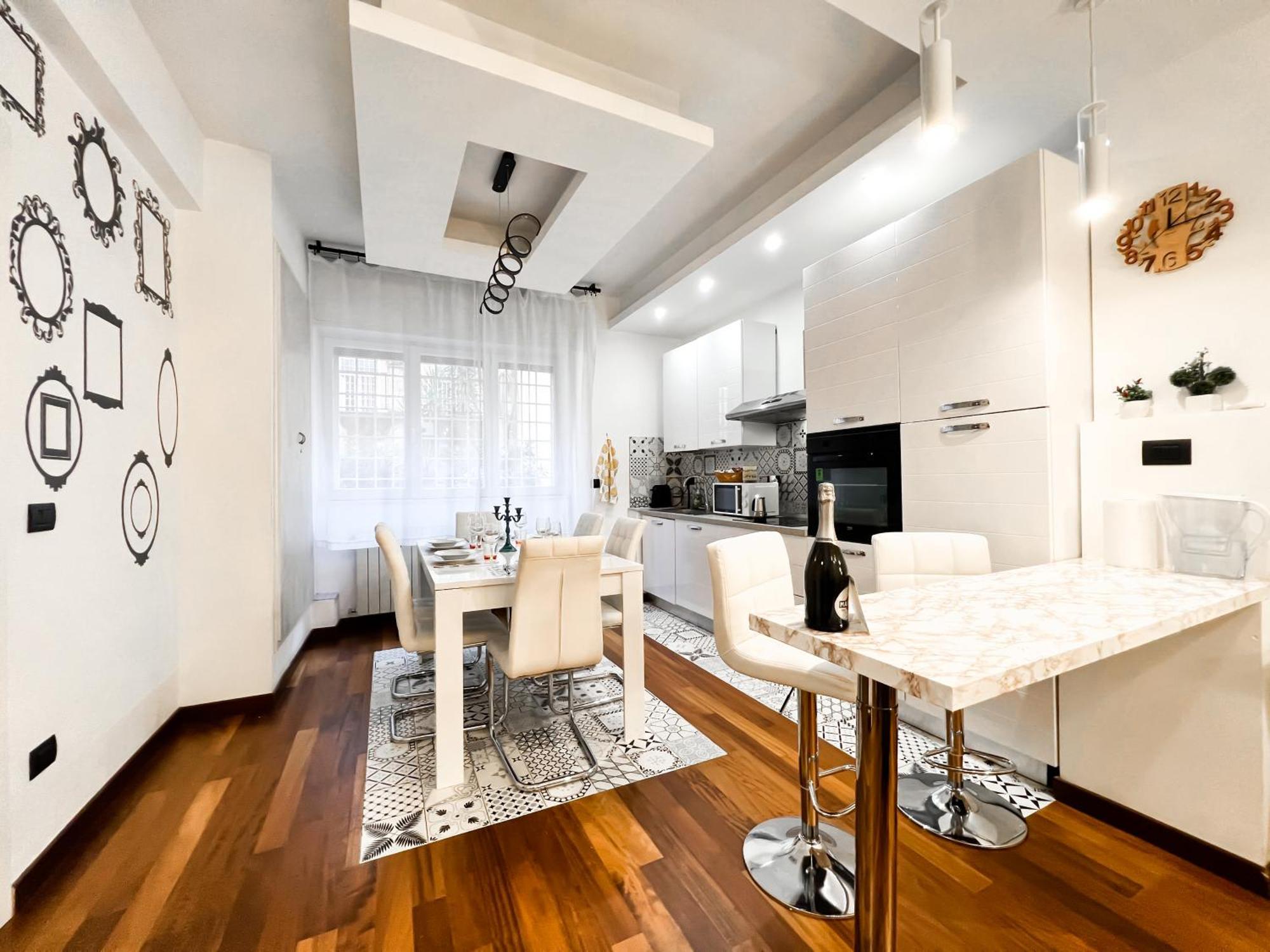 Unique House - 3 Bedrooms & 2 Bathrooms With 4 Beds - 100 Meters To The Metro A *