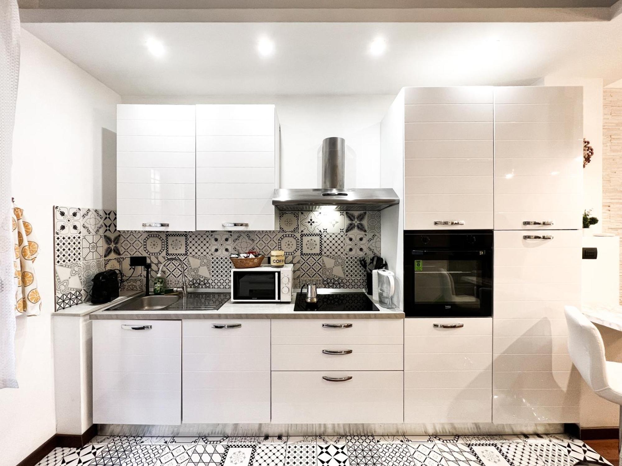 Unique House - 3 Bedrooms & 2 Bathrooms With 4 Beds - 100 Meters To The Metro A