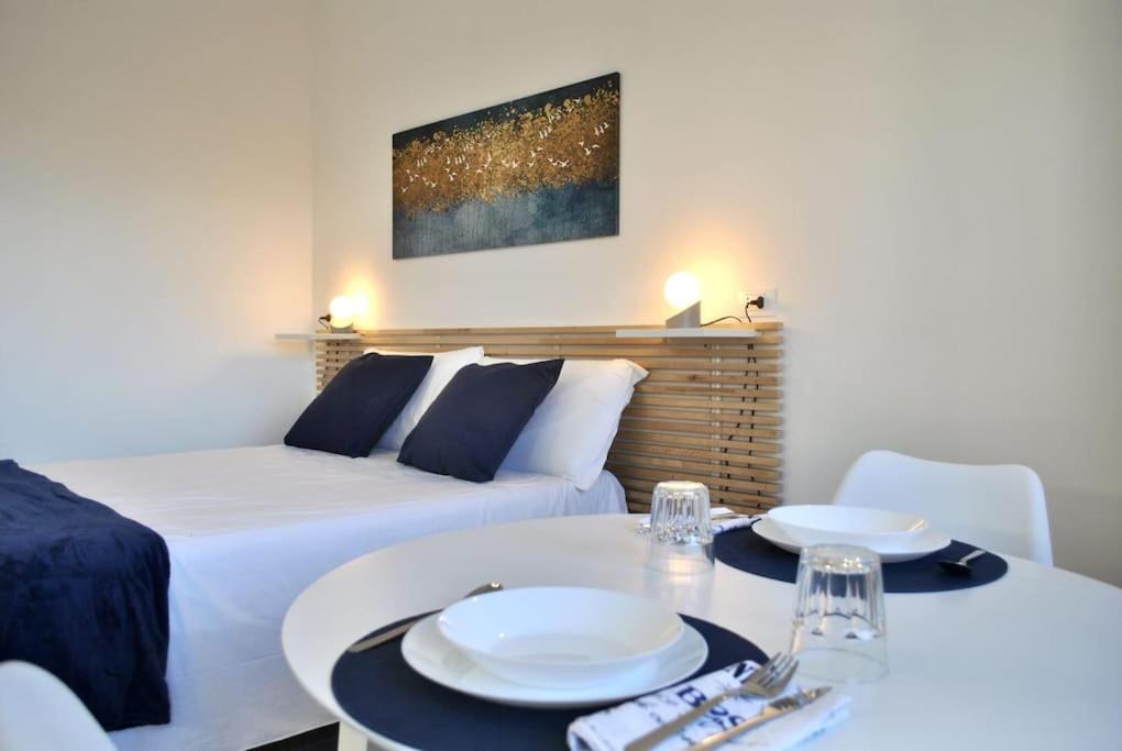White Mary House For Two People