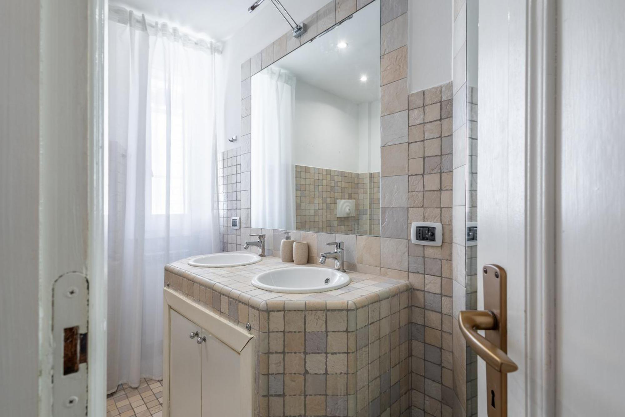 Your Elegant Loft At Termini Station Apartment *