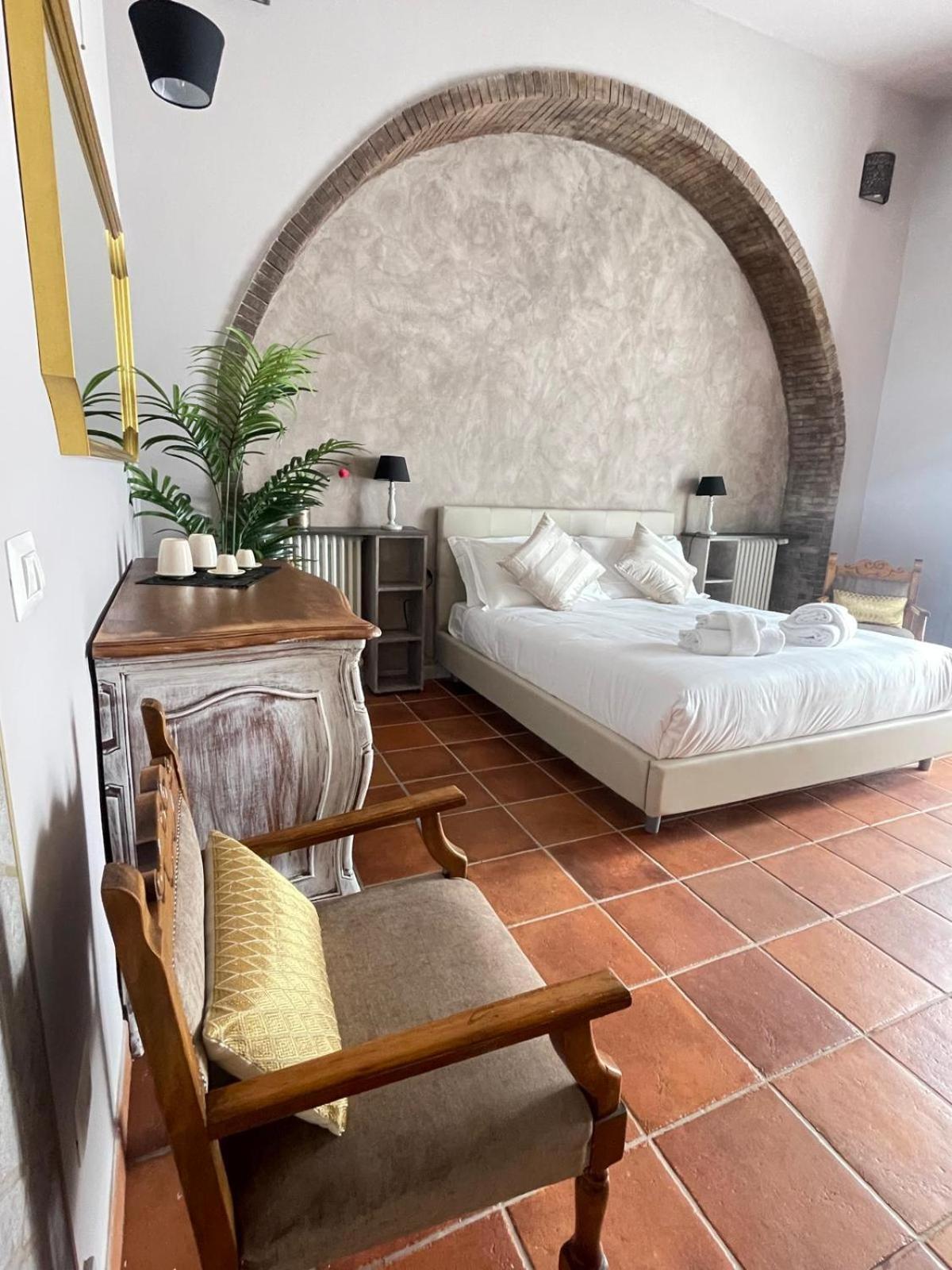 Lucilla's San Pietro Station Appartement *