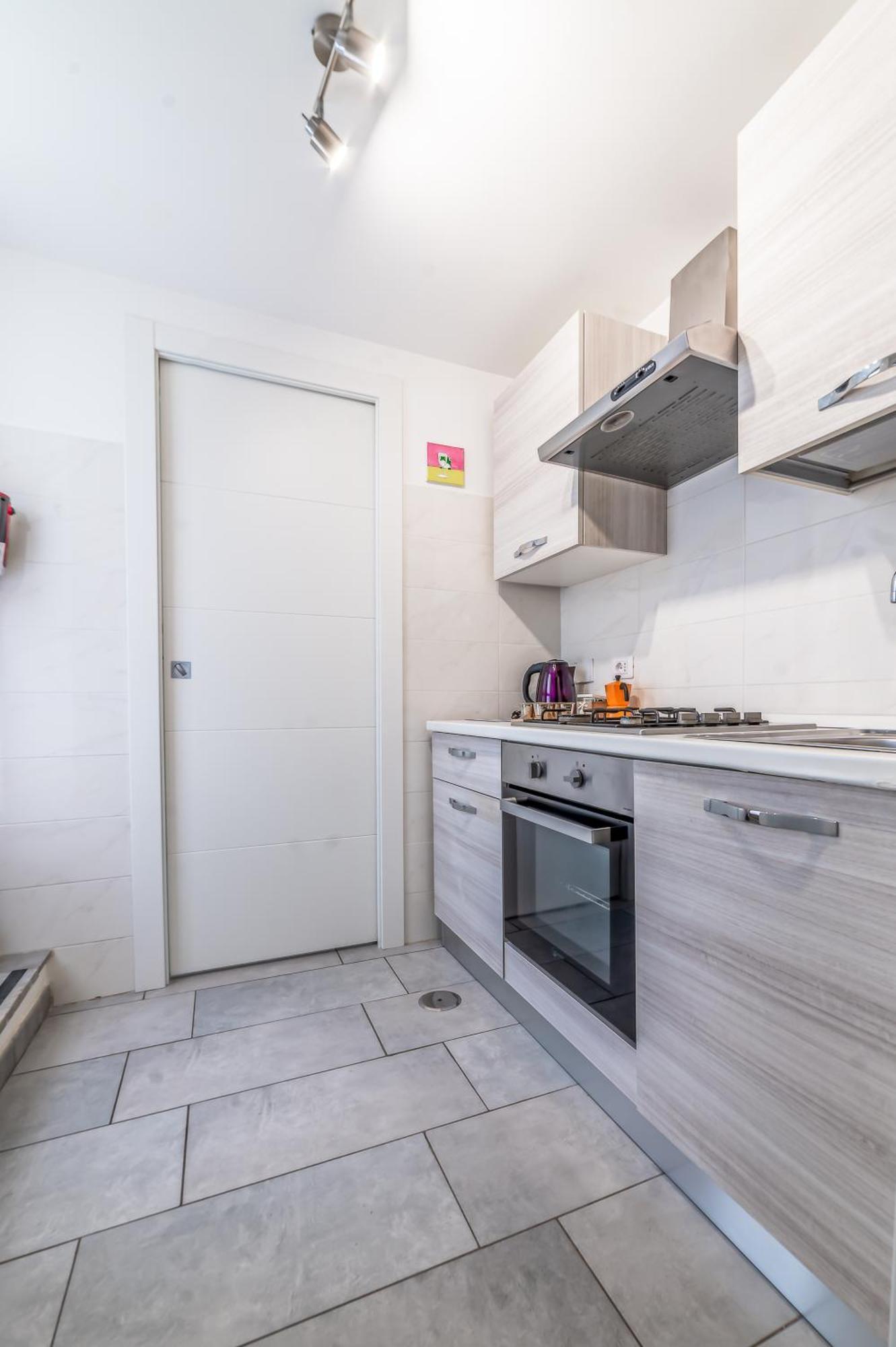 Stylish And Close To Metro Apartment *