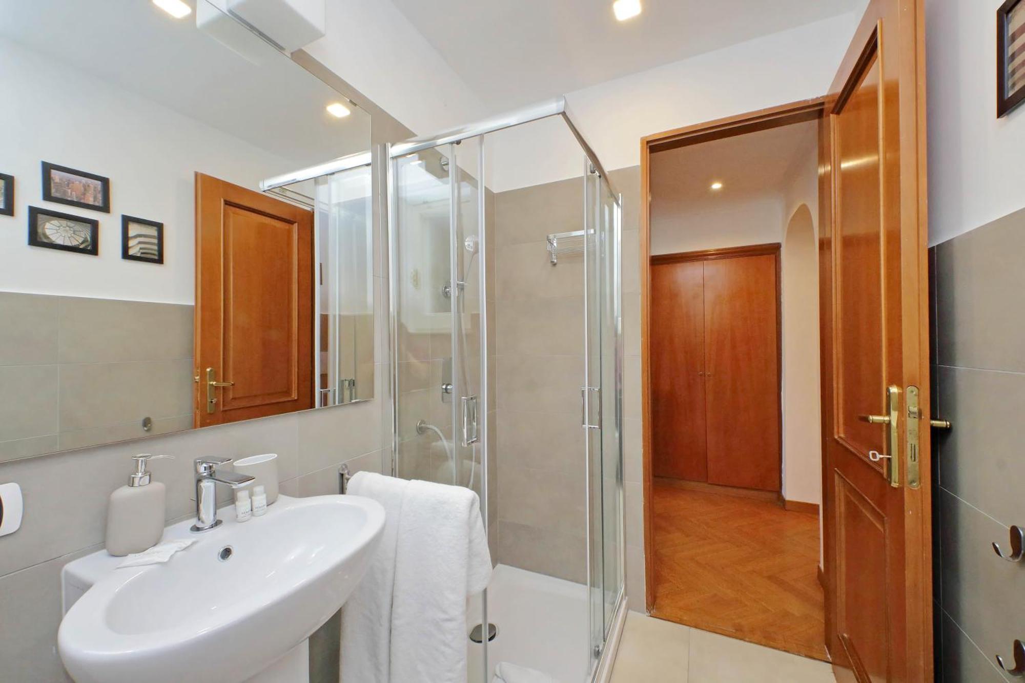 Ych-comfortable 2 Bedrooms Flat Near Colosseum Appartamento Roma