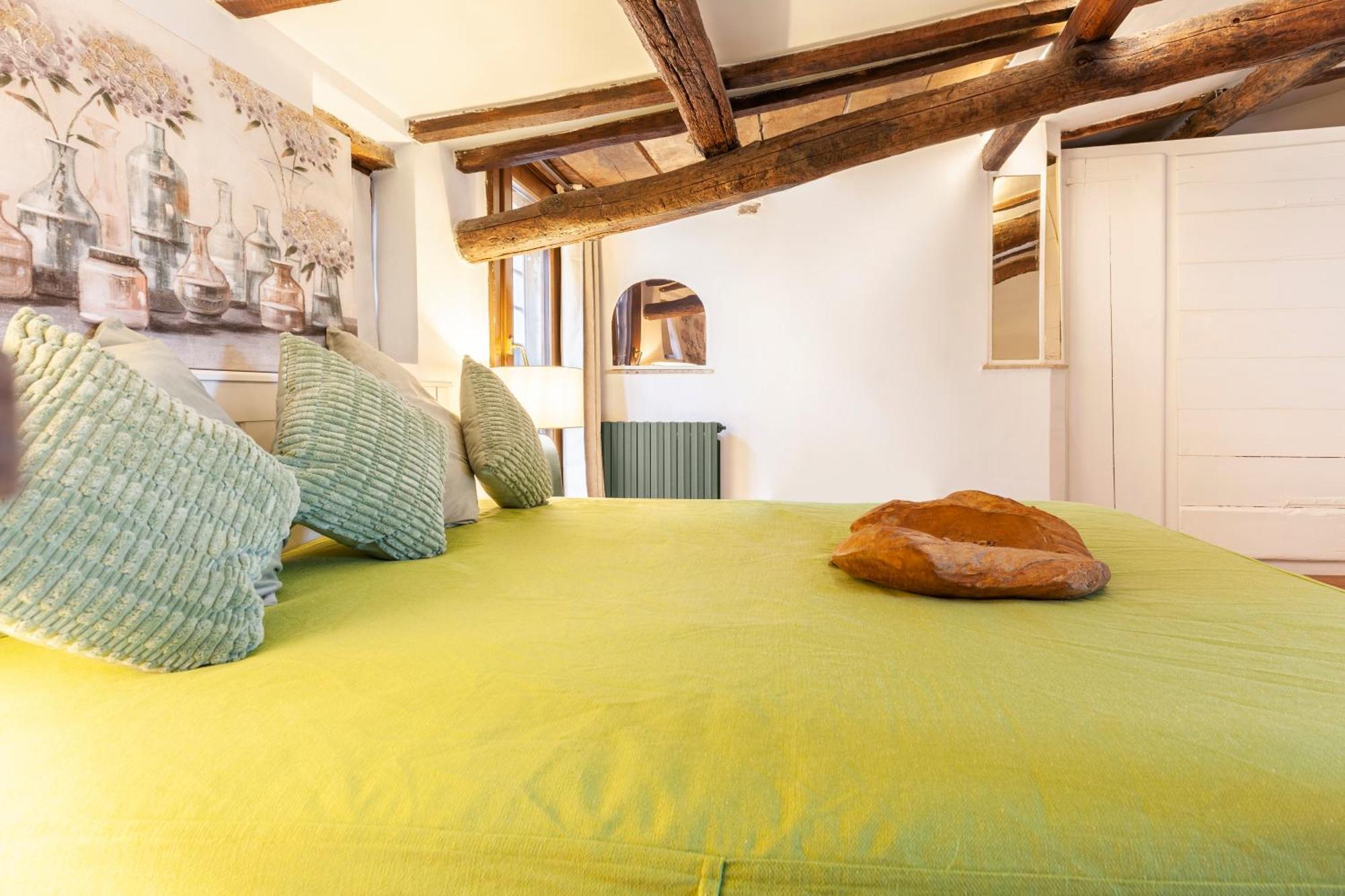 Navona Historic Lovely Terrace Apartment