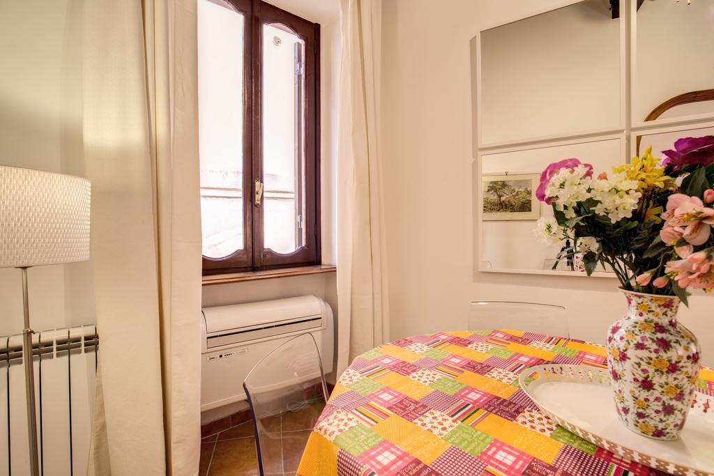 Navona Flowers Apartment *
