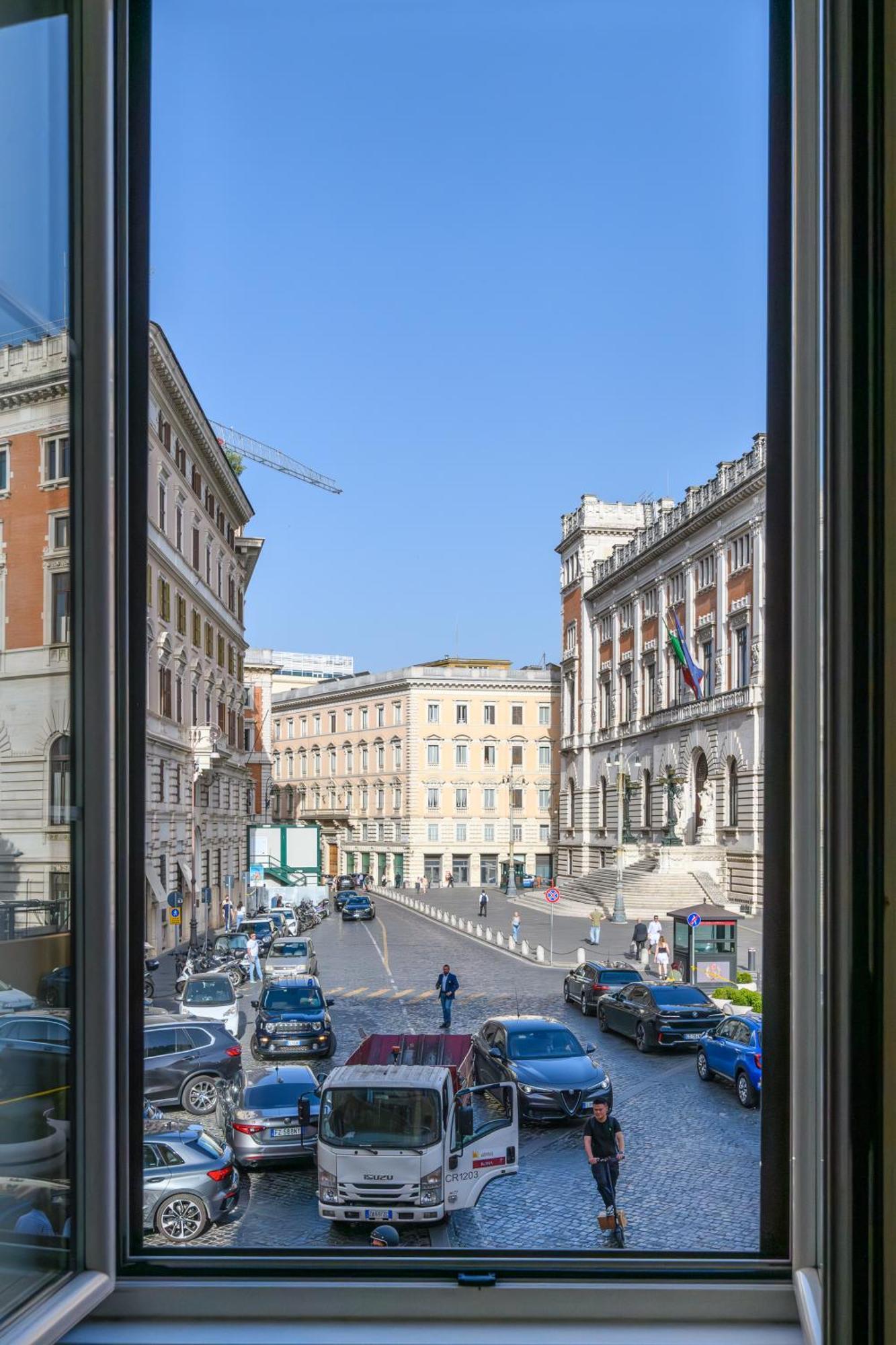 Center - Pantheon