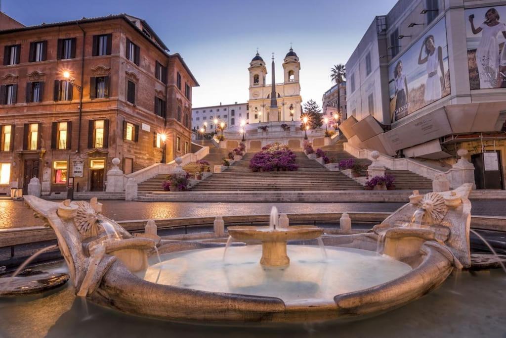 Little Gem In Trevi Fountain * Rome