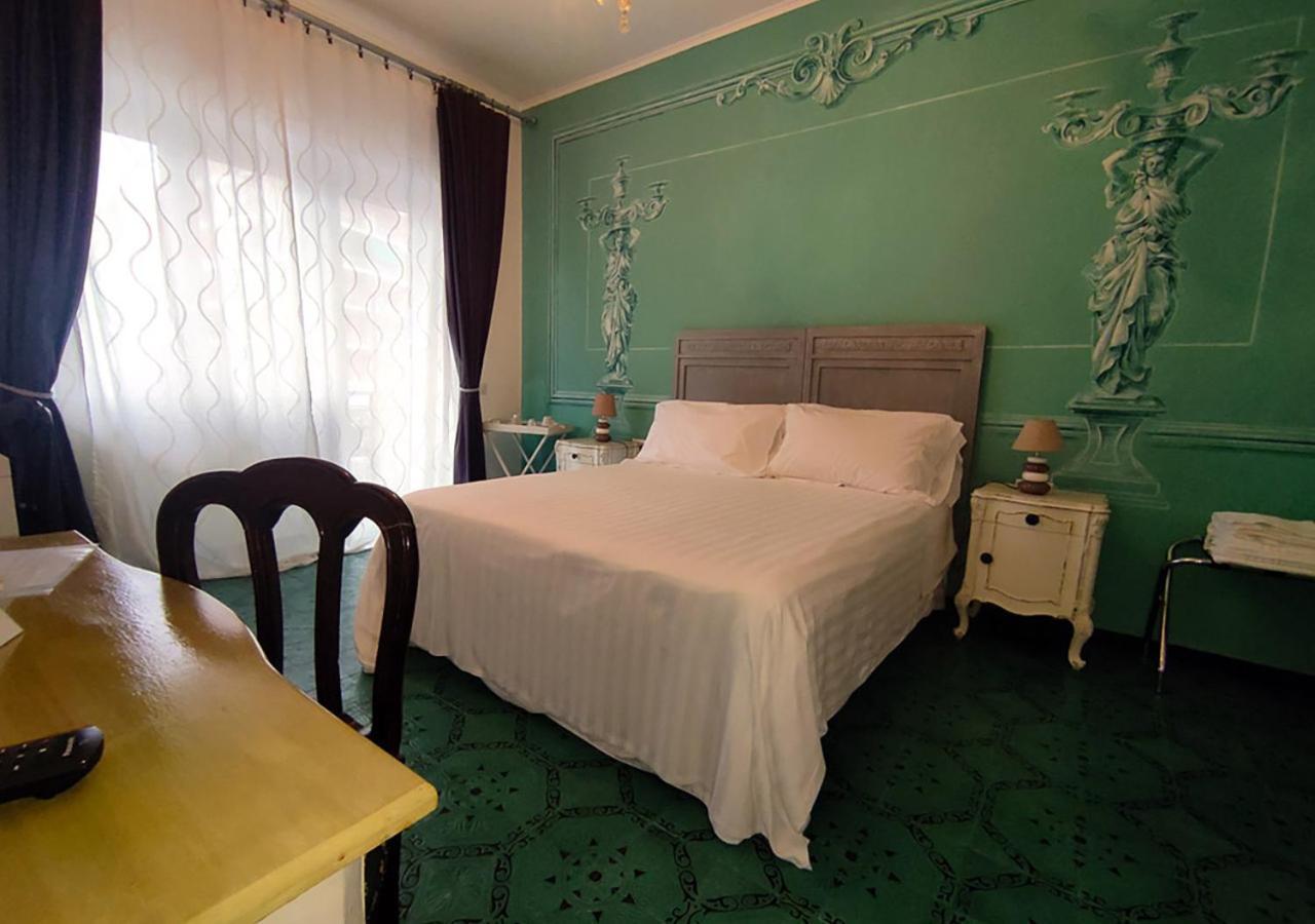 Gregory Place Couette-café 2*