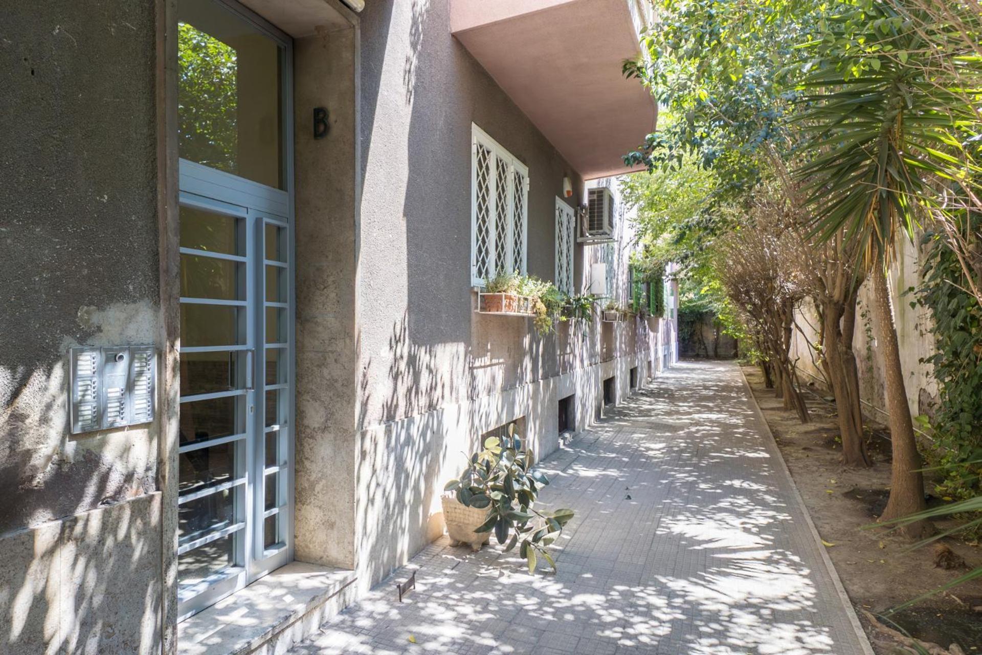 The Rent - Spacious Three-bedroom In Prati Area