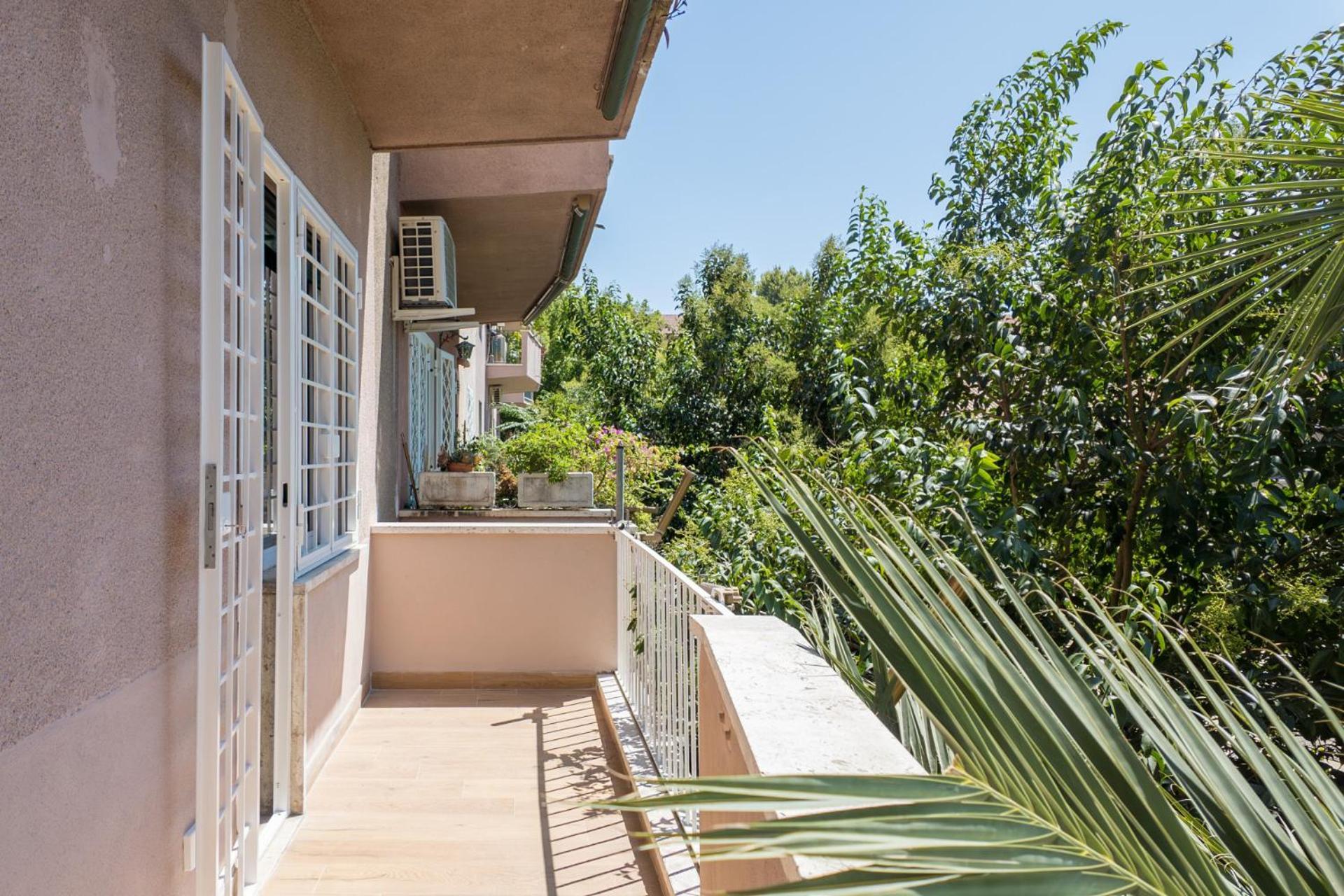 The Rent - Spacious Three-bedroom In Prati Area Apartment Rome