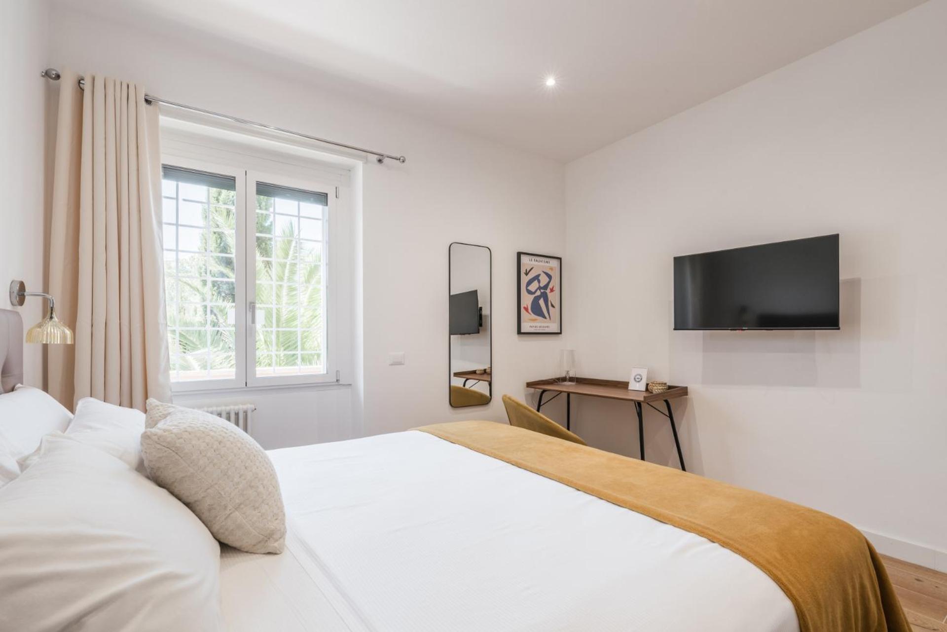 The Rent - Spacious Three-bedroom In Prati Area Apartment