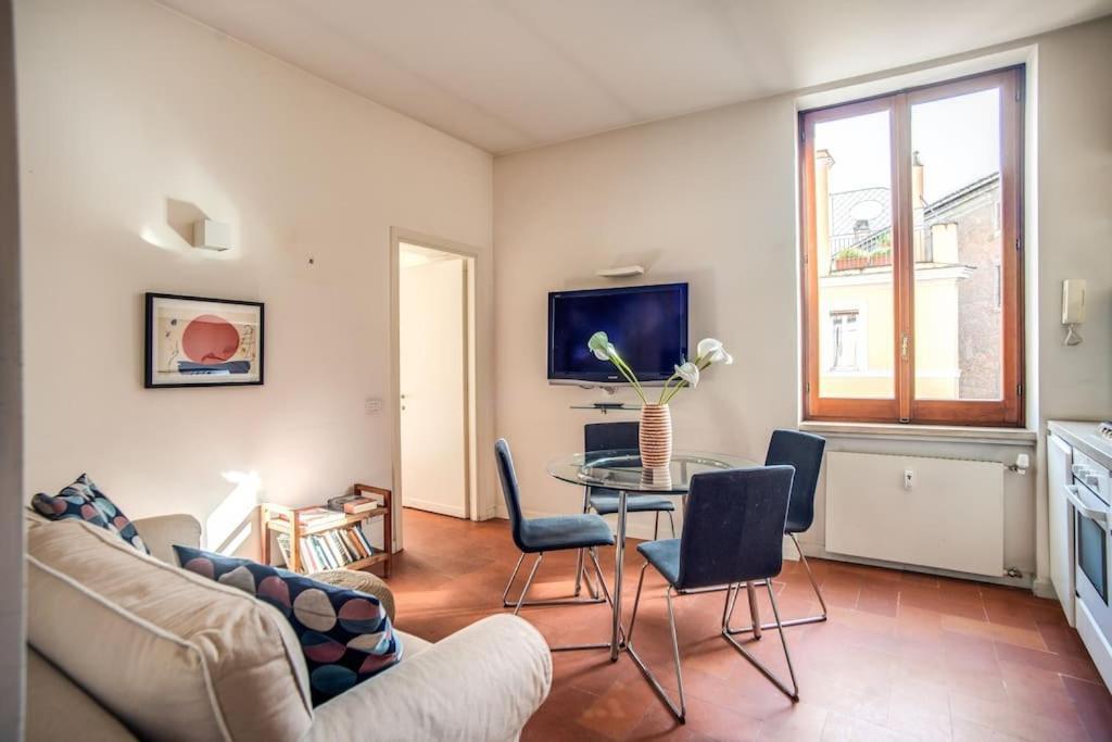 Charming House By The Colosseum Appartamento