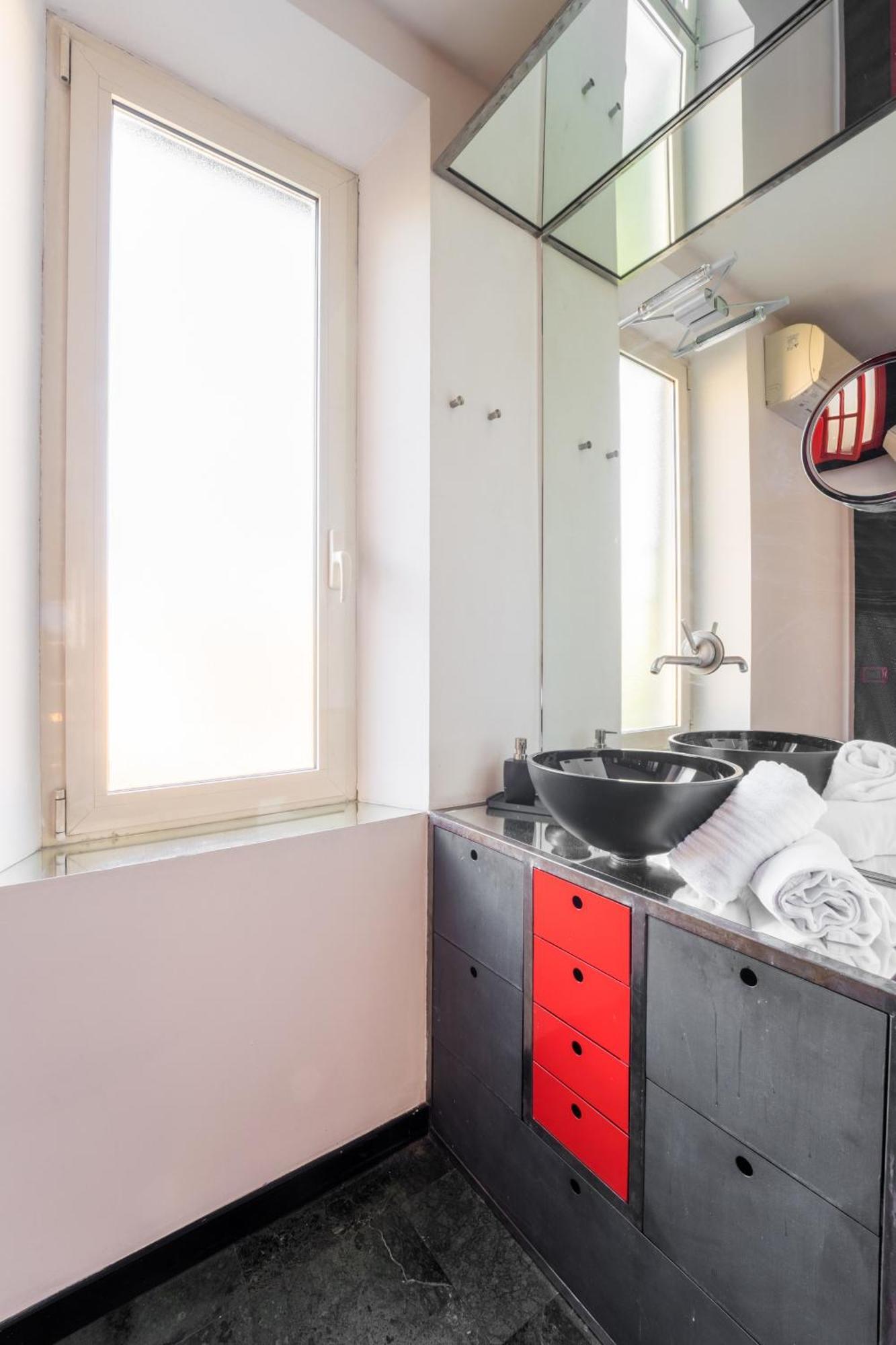 Apartment Comics Penthouse, Funny Flat Nearby Colosseum