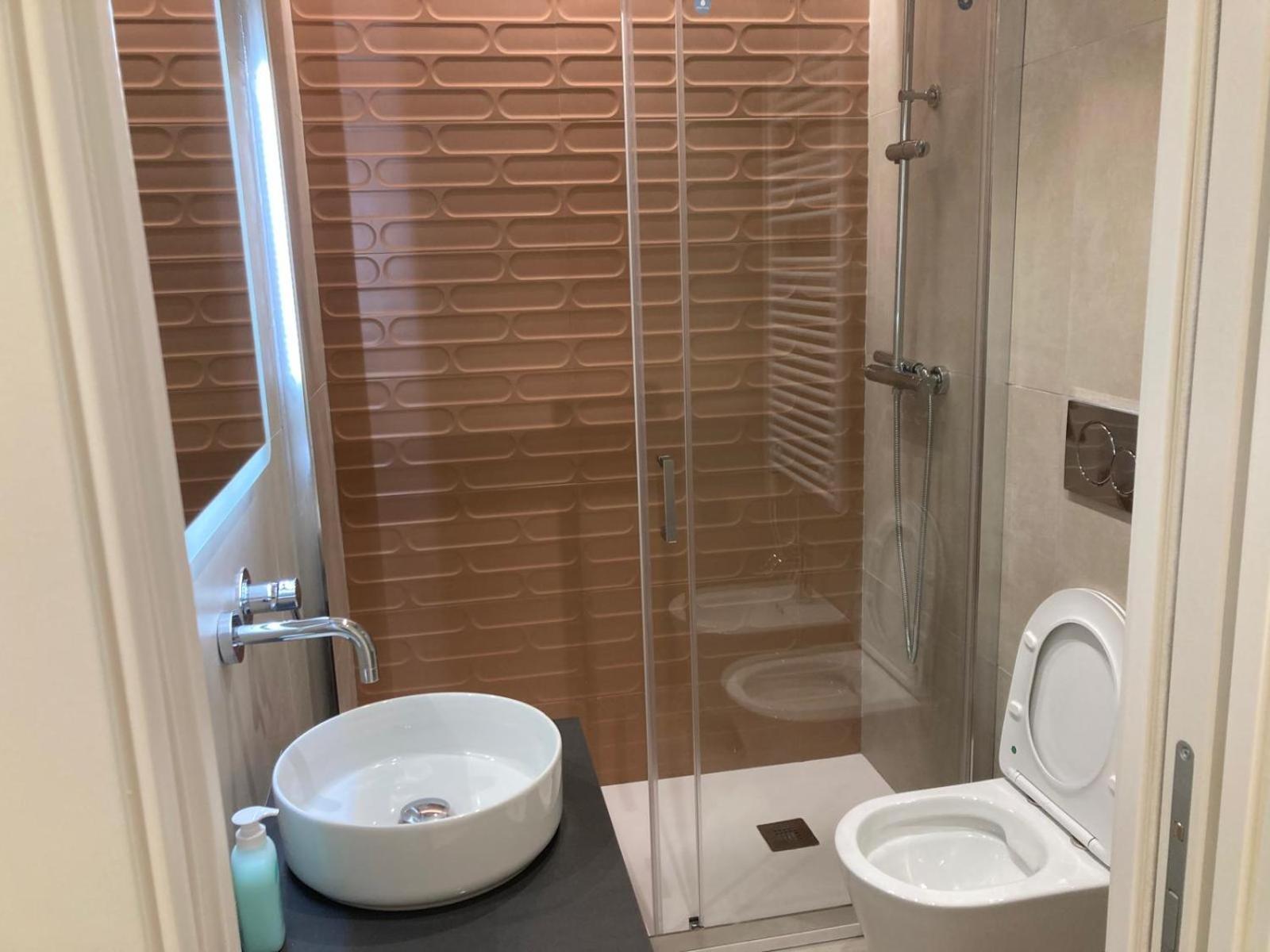 Manzoni Bilocale Con Doppi Servizi Piano Terra Apartment Rome