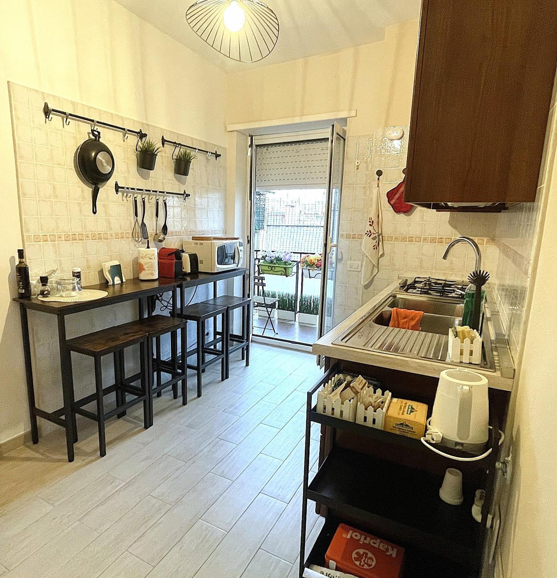 La Casa Libre Metro A Colli Albani 350 M Roma