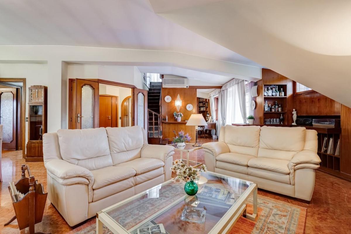 The Elegant Penthouse - Ampio Attico Con Posto Auto Rome
