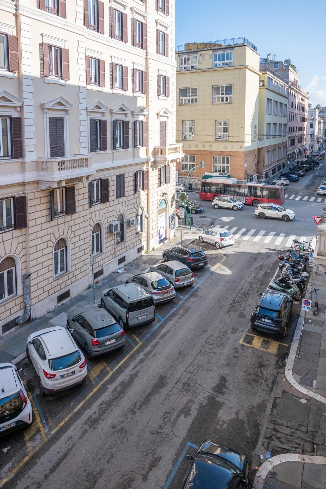 Domus Palestro Apartment *