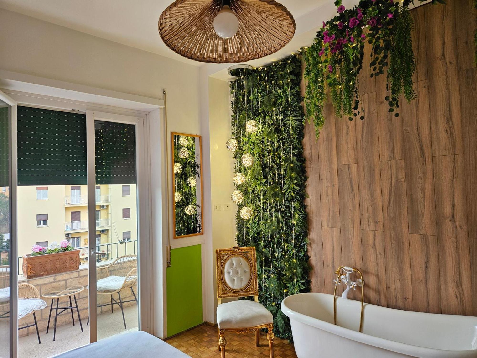 12 V Itali Guest house