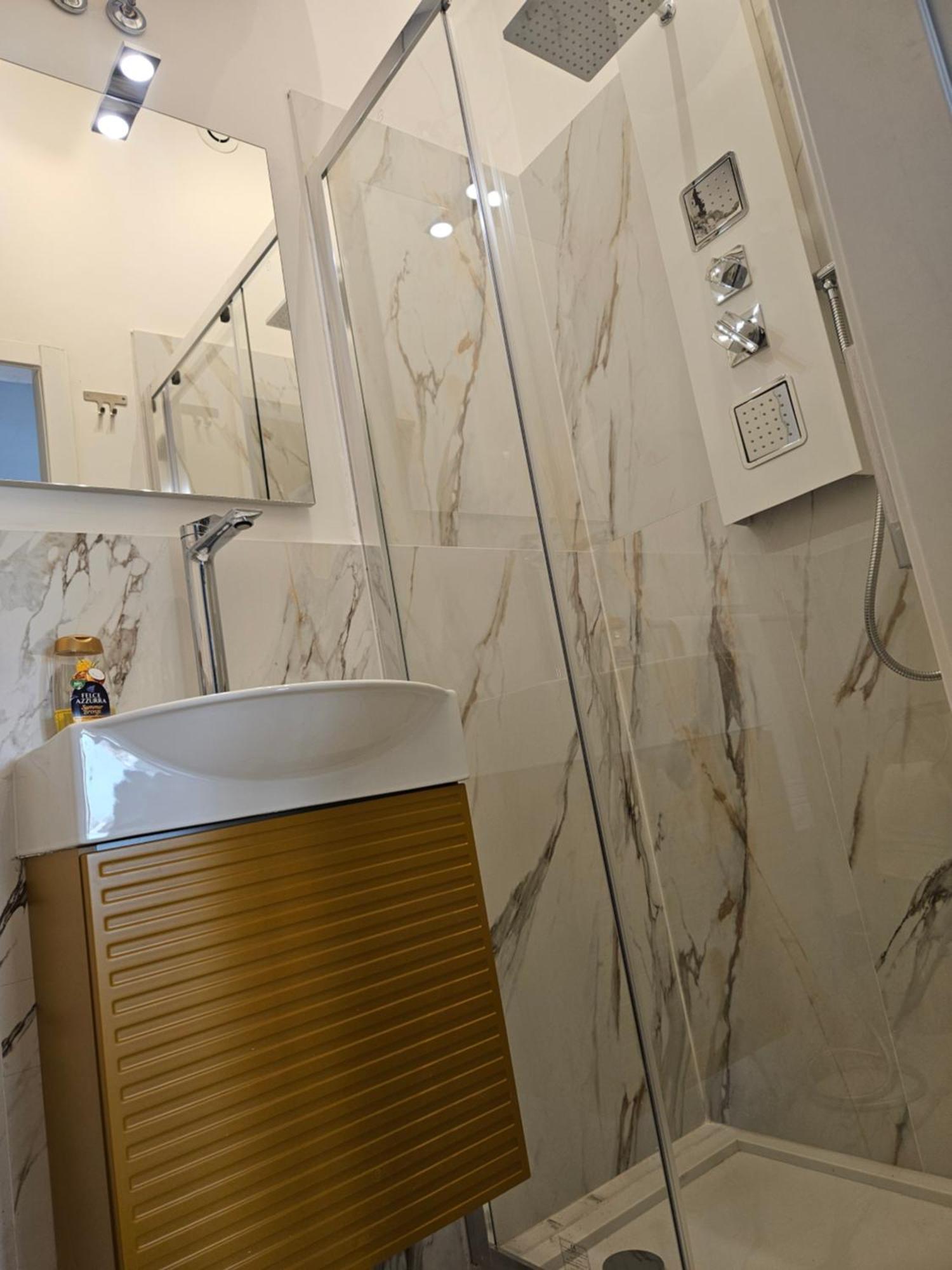 12 V Itali Guest house